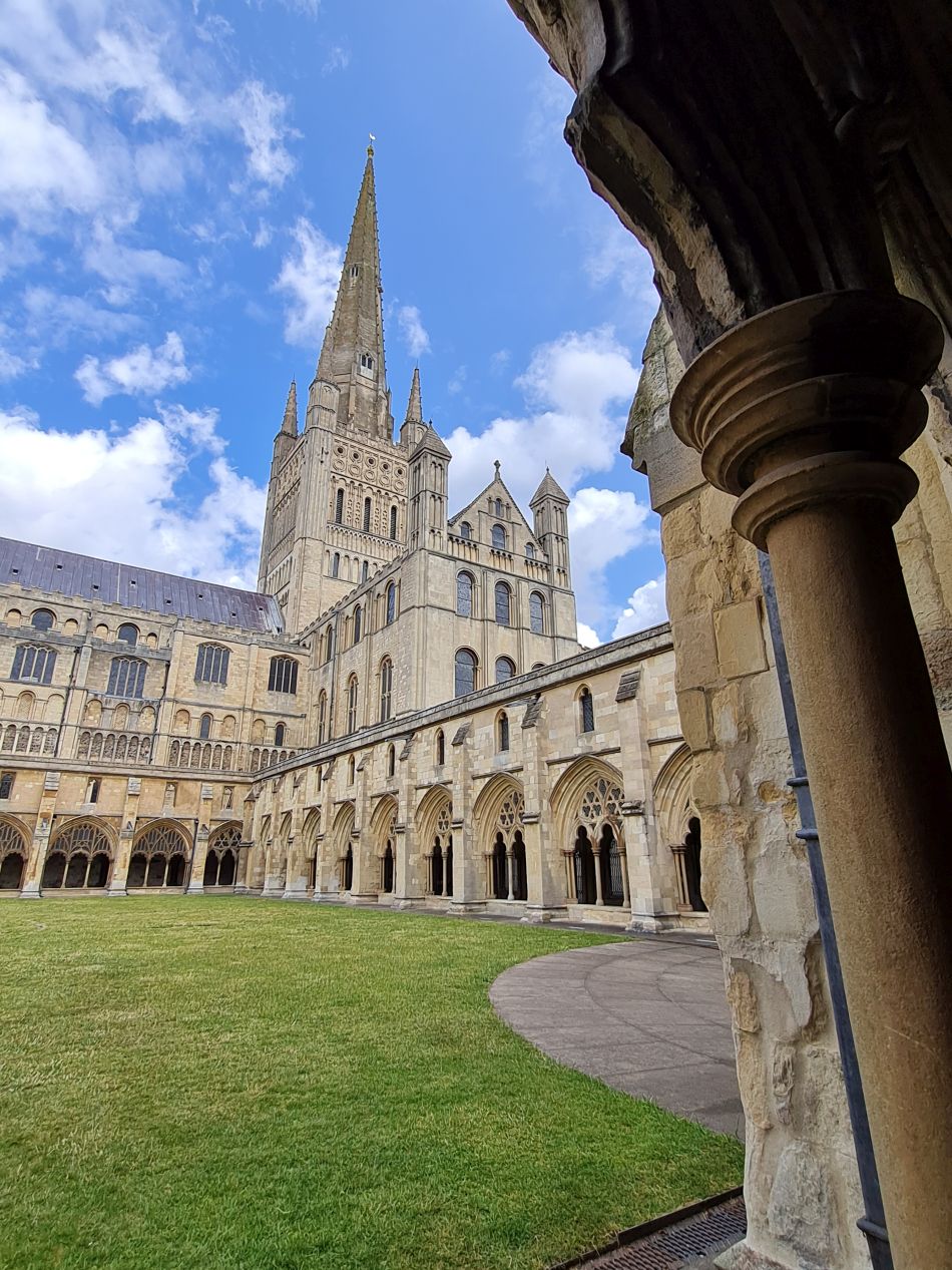 2023-07-04 07 Norwich Cathedral.jpg